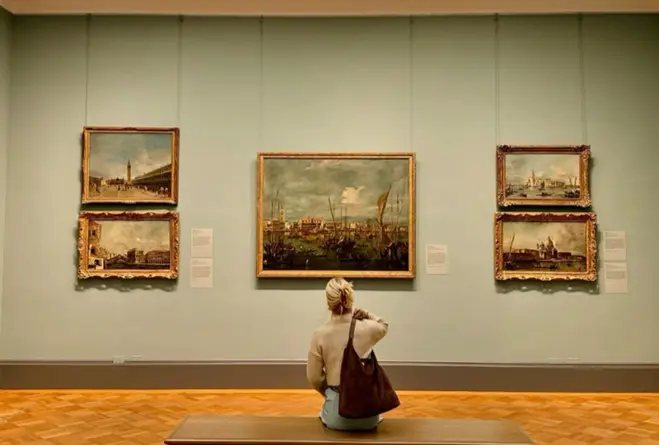 vrouw in museum